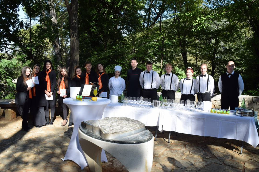 Šibenski srednjoškolci na Skradinskom buku predstavili koktel 'Tekući smaragd'