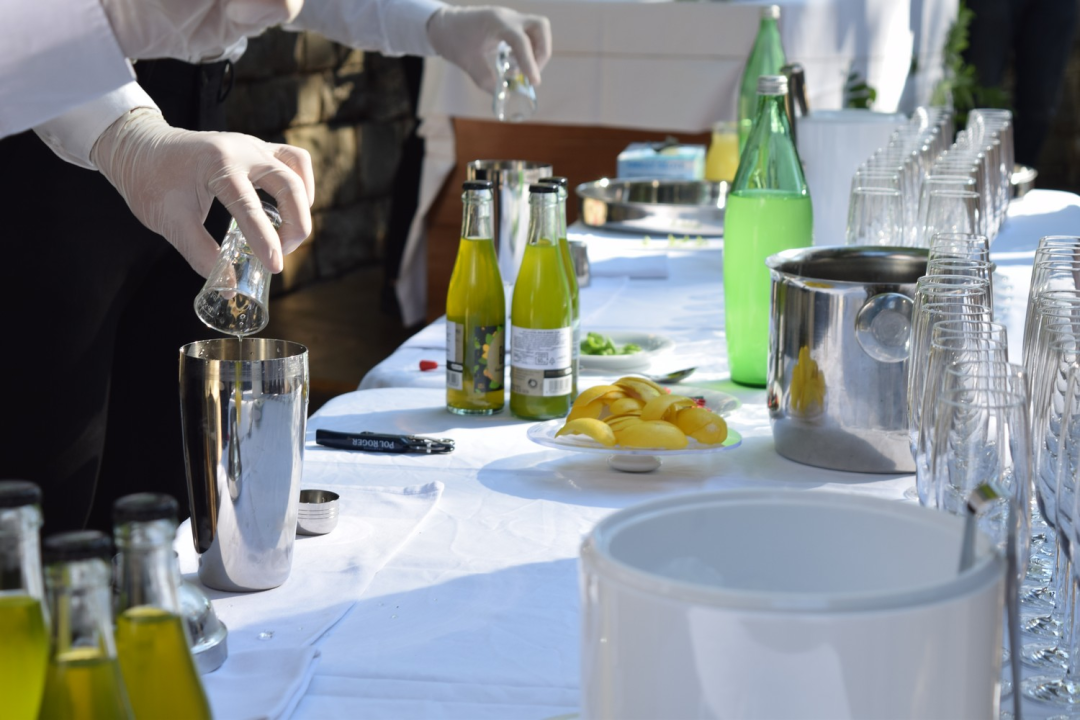 Šibenski srednjoškolci na Skradinskom buku predstavili koktel 'Tekući smaragd'