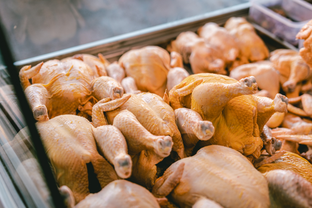 Zima je, kažu, hladna i strašna, ali uz Delikatese Petrović bit će vam toplo barem oko srca!