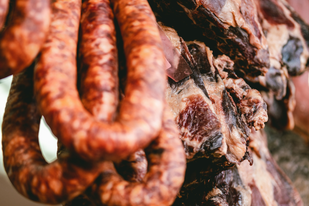 Zima je, kažu, hladna i strašna, ali uz Delikatese Petrović bit će vam toplo barem oko srca!