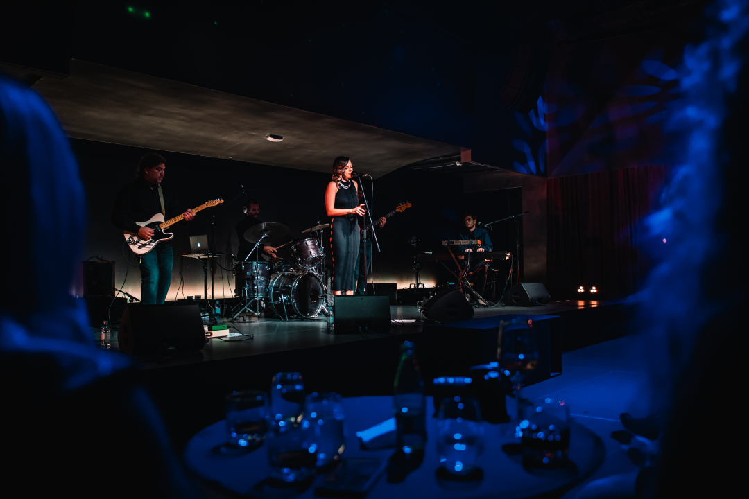 Natali Dizdar u ‘Arsenu’ u suzama otpjevala Arsenovu Zamijenit ću te gorim i proslavila 20 godina karijere