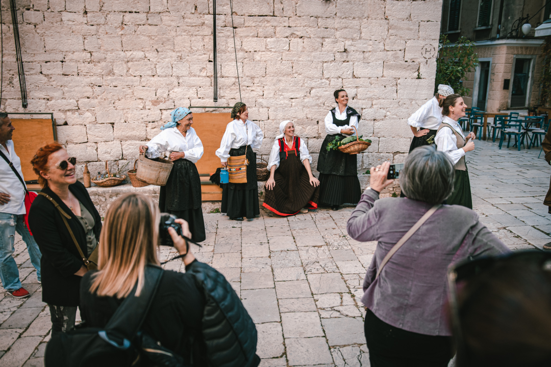 Od brudetože, priko buklije do dišpetože: Šibenski vodiči odličnom turom do suza nasmijali sugrađane 