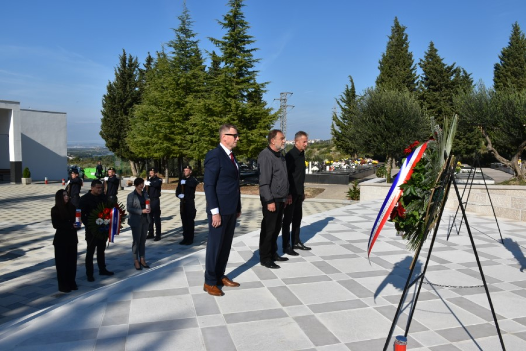 Uoči blagdana Svih svetih, položeni vijenci i zapaljene svijeće na Kvanju