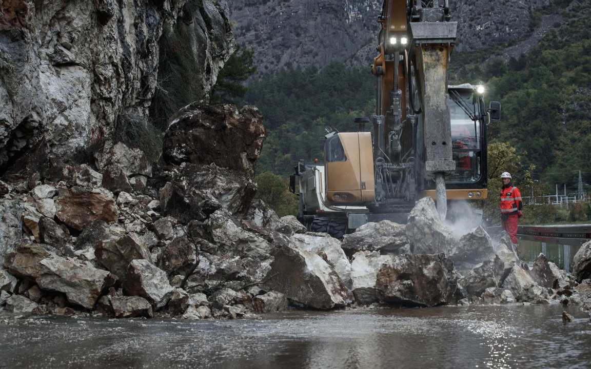 Morate ovo vidjeti: Tone kamenih gromada pale na cestu kod Omiša, srećom nije bilo auta