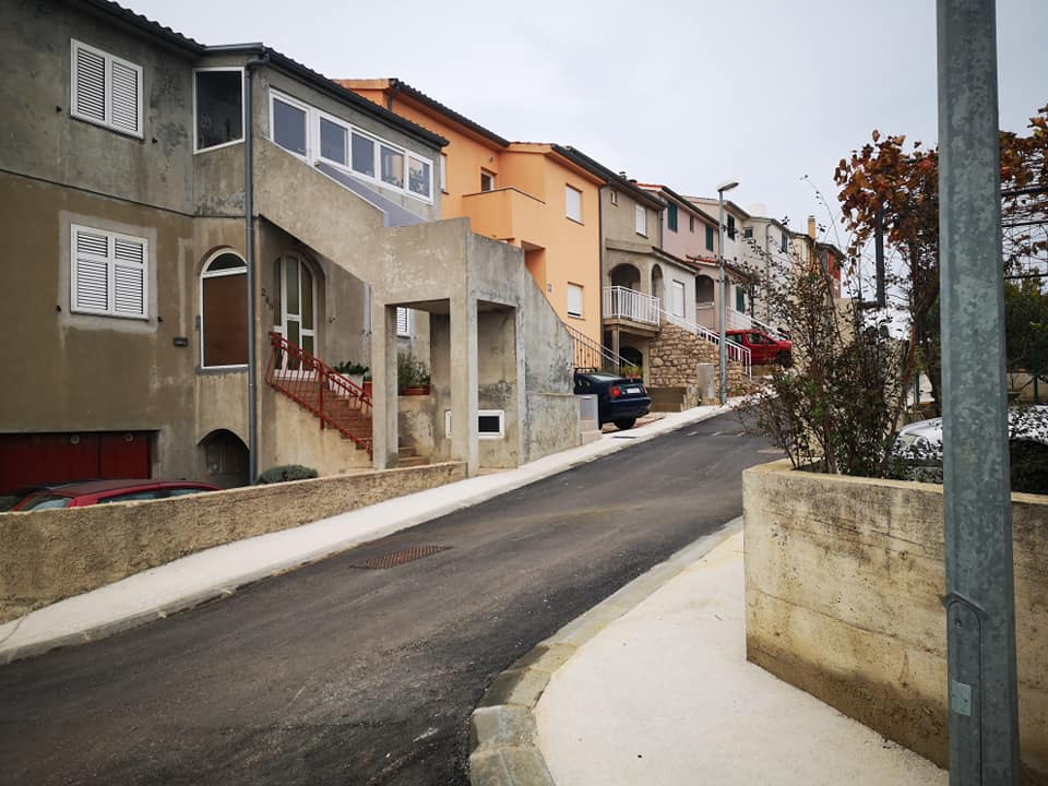 Šest mjeseci nakon potpisivanja ugovora, stigao asfalt na Meterize: Pri kraju uređenje ulice Put Gvozdenova    