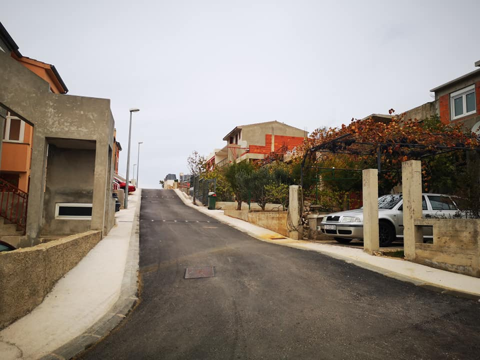 Šest mjeseci nakon potpisivanja ugovora, stigao asfalt na Meterize: Pri kraju uređenje ulice Put Gvozdenova    