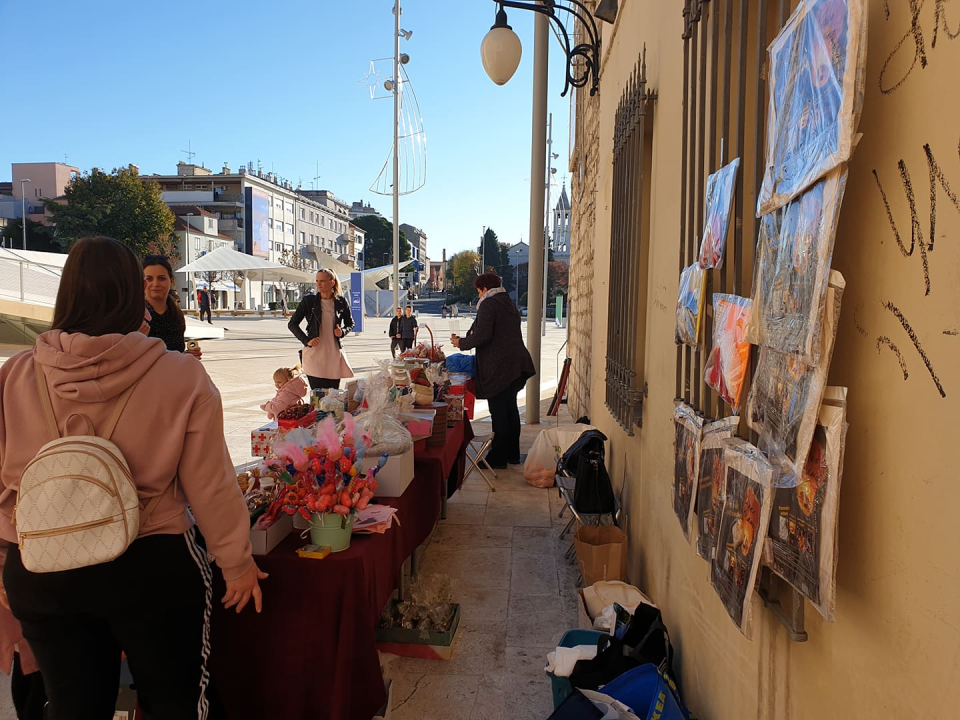Počeo 'Božićni sajam za Kiaru' ispred kazališta: Dođite i pomognite!