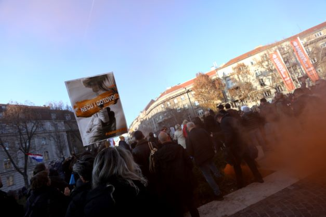 Završio prosvjed u Zagrebu: Pogledajte atmosferu u Zagrebu, okupljene i transparente koje su nosili
