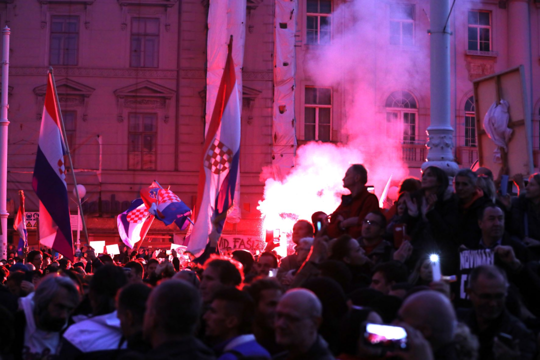 Završio prosvjed u Zagrebu: Pogledajte atmosferu u Zagrebu, okupljene i transparente koje su nosili