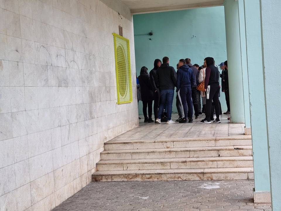 Novo 'žarište' na Vidicima: Prosvjednici od jučer 'opsjedaju' osnovnu školu, pozvana policija