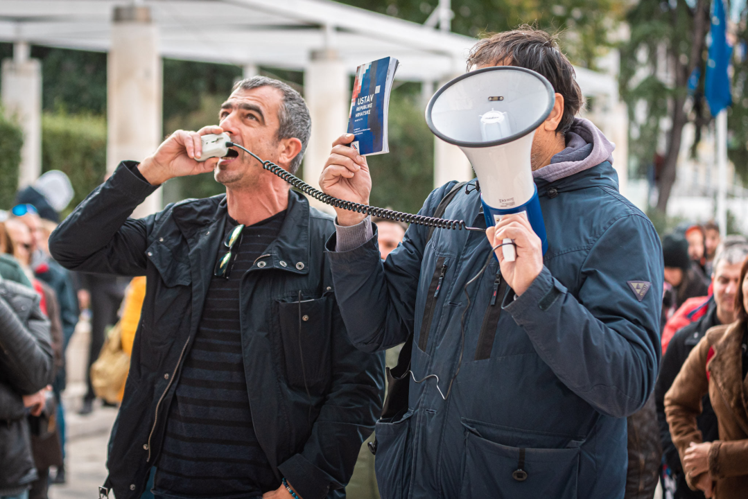 Prosvjednici protiv mjera jutros pred gradskom i županijskom upravom: Spominjali NDH, naciste i logore pa došli pred ŠibenikIN 