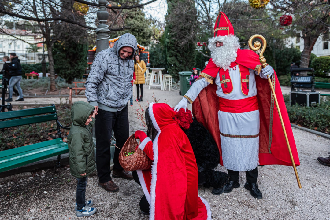 Sveti Nikola u Adventurinom Parkiću razveselio najmlađe Šibenčane 
