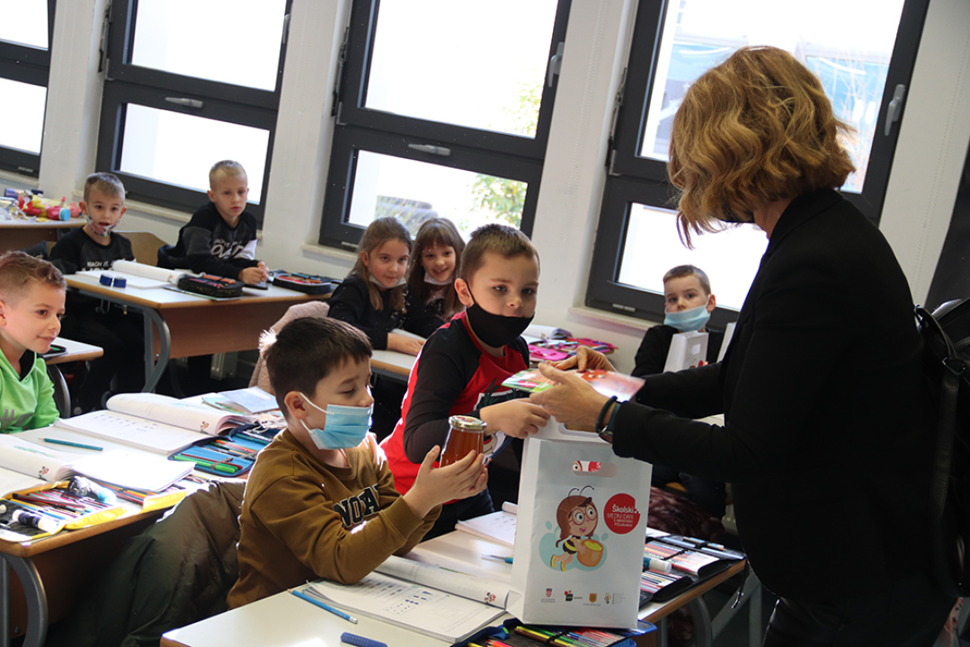 Medni dan obilježen u školama: Po teglica meda za svakog šibenskog prvašića