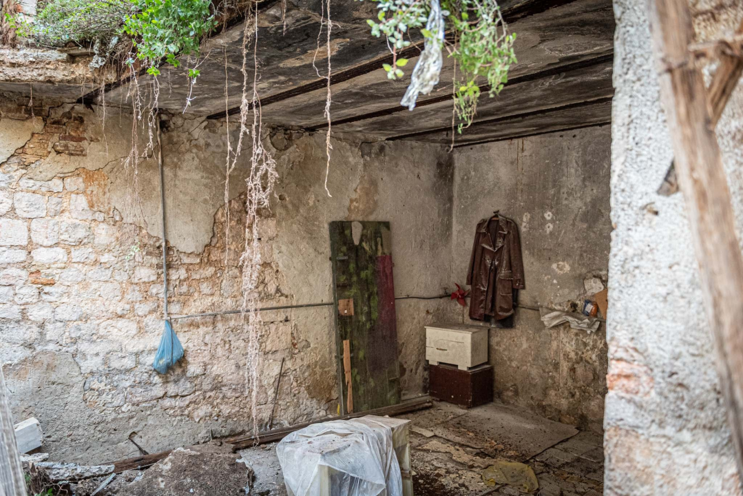 Urušio se dio stare kamene kuće u gradskoj jezgri: 'Mislili smo da je potres, tužno je što centar grada ovako propada' 