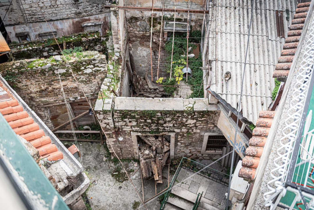 Urušio se dio stare kamene kuće u gradskoj jezgri: 'Mislili smo da je potres, tužno je što centar grada ovako propada' 