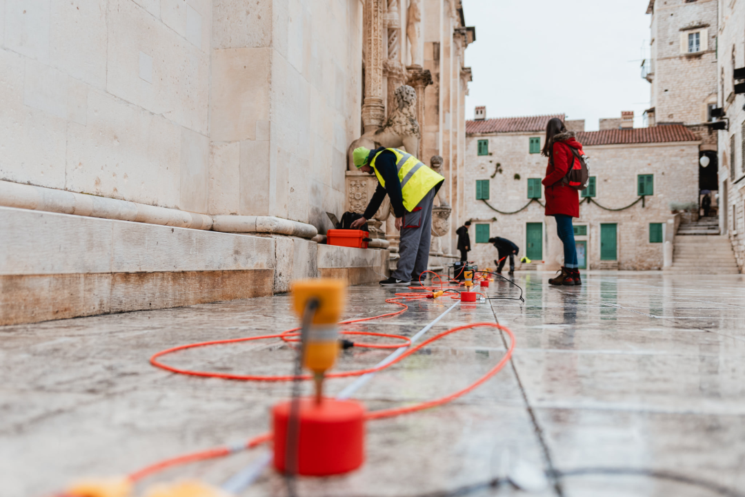 Saznali smo što to ekipa s PMF-a ovih dana radi ispred šibenske katedrale