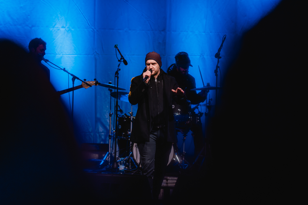 Kralj prvih plesova svojim baladama ugrijao srca Adventurista u Parkiću