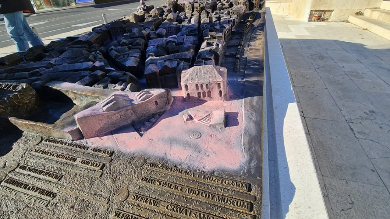 Neka budala išarala je ružičastom bojom brončani Vilin reljef Šibenika pred gradskom upravom 