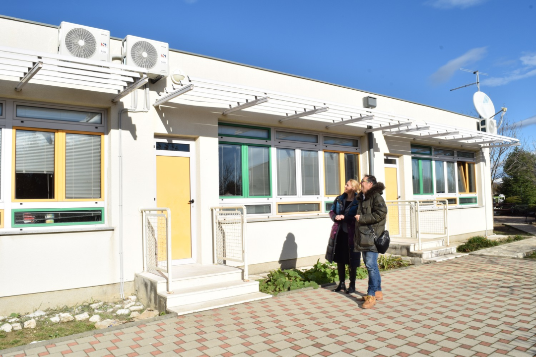 Škola na Lozovcu dobila 11 klima uređaja od NP Krka i dvije firme: Vrijedna donacija uz koju će boravak u školi biti ugodniji