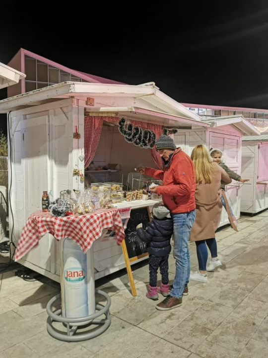 Uzmite paket kolača u kućici na Poljani i donirajte za liječenje male Kiare 