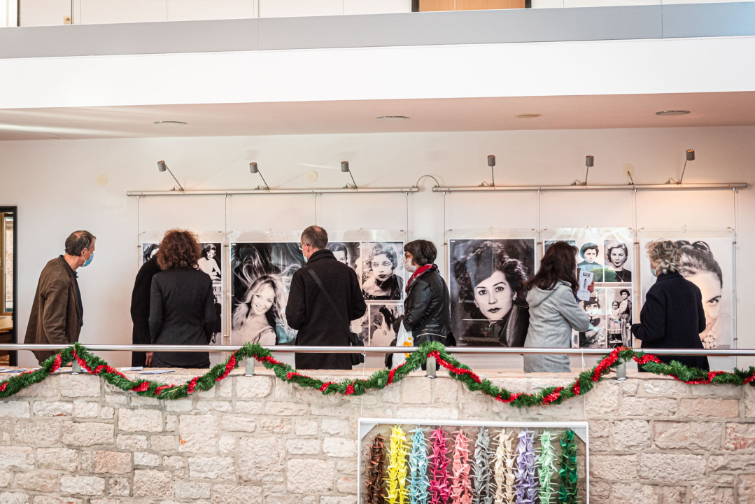 Otvorena izložba fotografija 'Lijepa, ljepša... Šibenčanka' novinara Stanka Ferića: 'Žene su ogledalo duše Šibenika' 