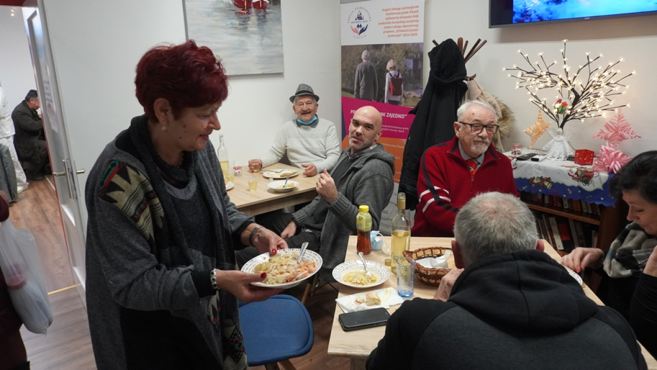 Danas se u Udruzi umirovljenika Krešimirova grada dobro jelo i pilo: Nagrađivani kuhar priredio pravu gozbu