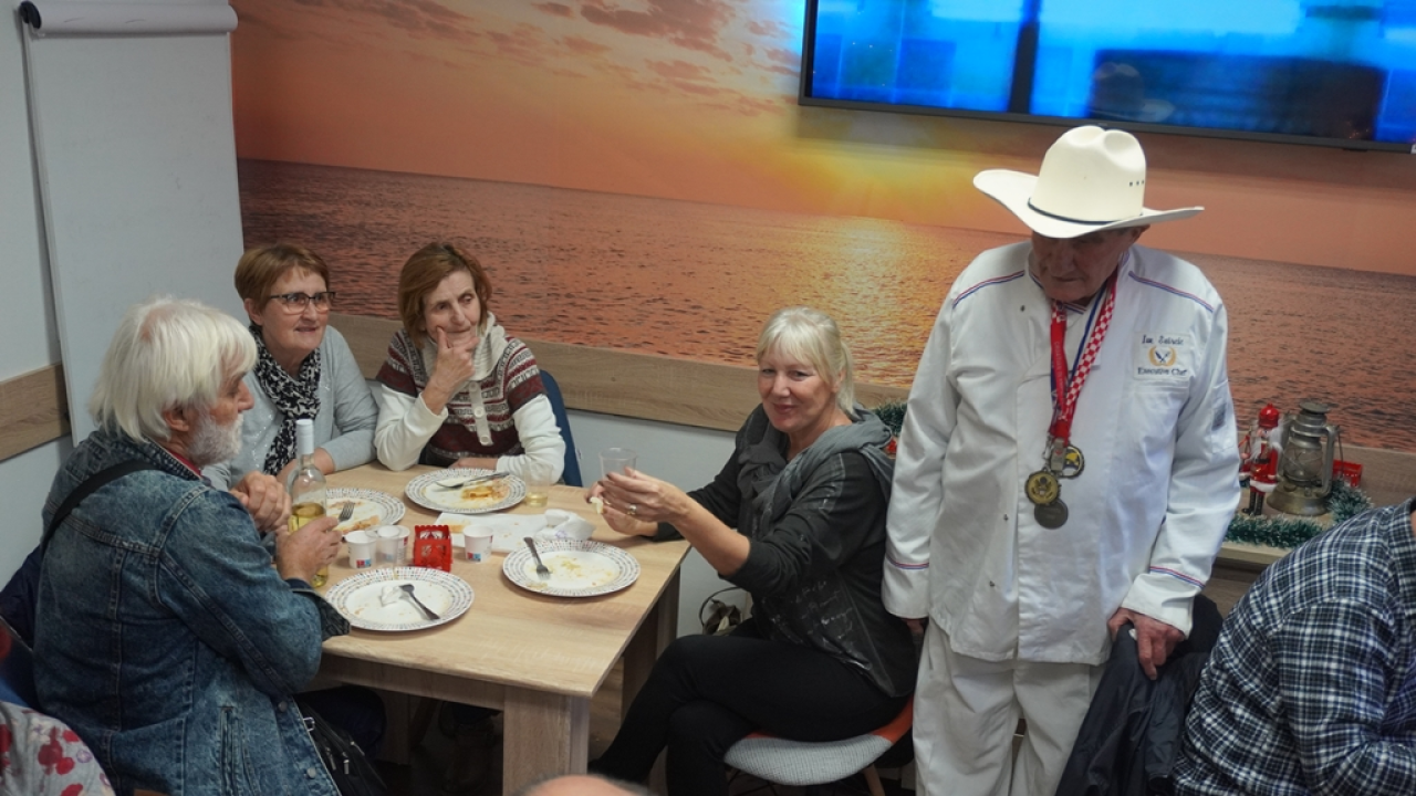 Danas se u Udruzi umirovljenika Krešimirova grada dobro jelo i pilo: Nagrađivani kuhar priredio pravu gozbu