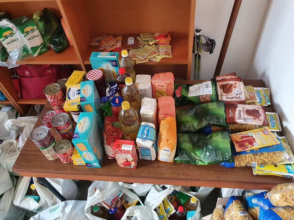 Vodički Crveni križ podijelio hranu, igračke i slatkiše obiteljima u potrebi, nešto otišlo i za Lipik
