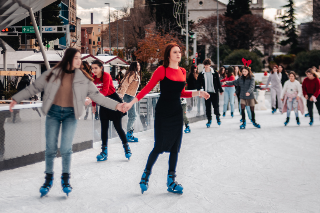 Vitićevo klizalište postalo omiljena jutarnja zabava šibenskih učenika