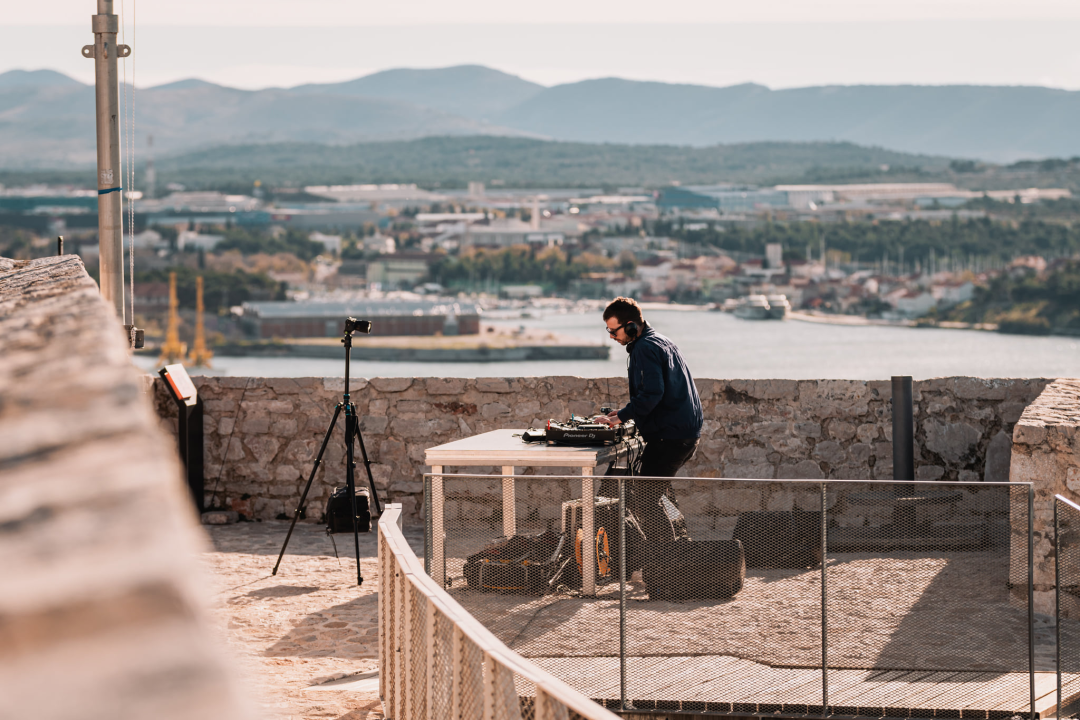 Fikcio Monger, SuggaDaddy i Bakula odličnom glazbom i nestvarnim kadrovima Šibeniku čestitali 955. rođendan!