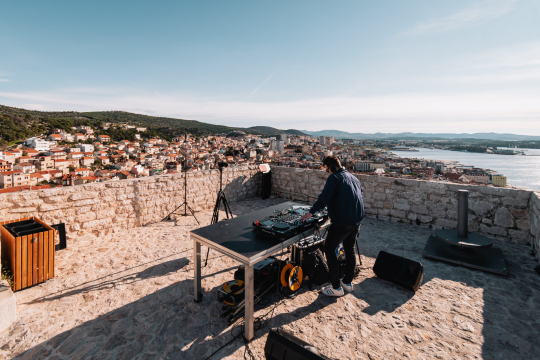 Šibeniku za rođendan poklanjamo spektakularne kadrove Šibenika uz SuggaDaddyja, Bakulu i Fikcija Mongera