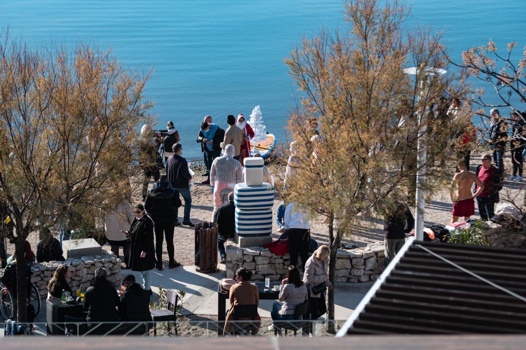 Odvažnih 12 okupalo se na Banju u podne na samu Novu godinu: 'Ovo nije hladna voda'