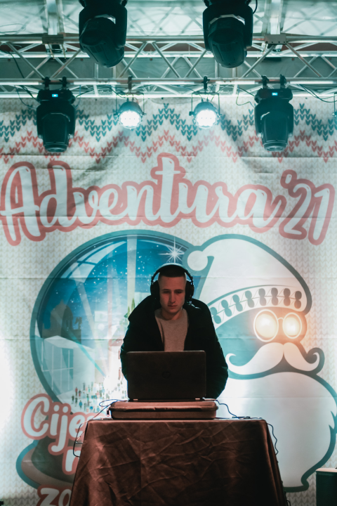 Na Poljani pušteni lampioni za Kiaru: Prekrasni prizori u mirnoj novogodišnjoj noći