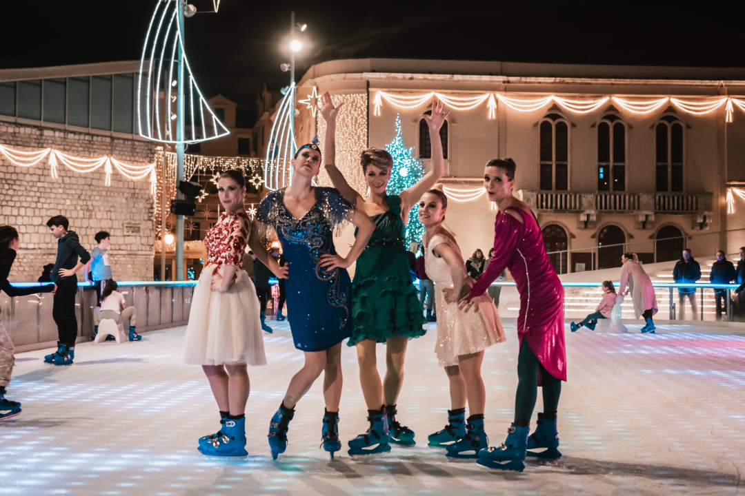 Modna bajka na Vitićevom moru: Šibenčanke klizale u vintage raskošnim haljinama!