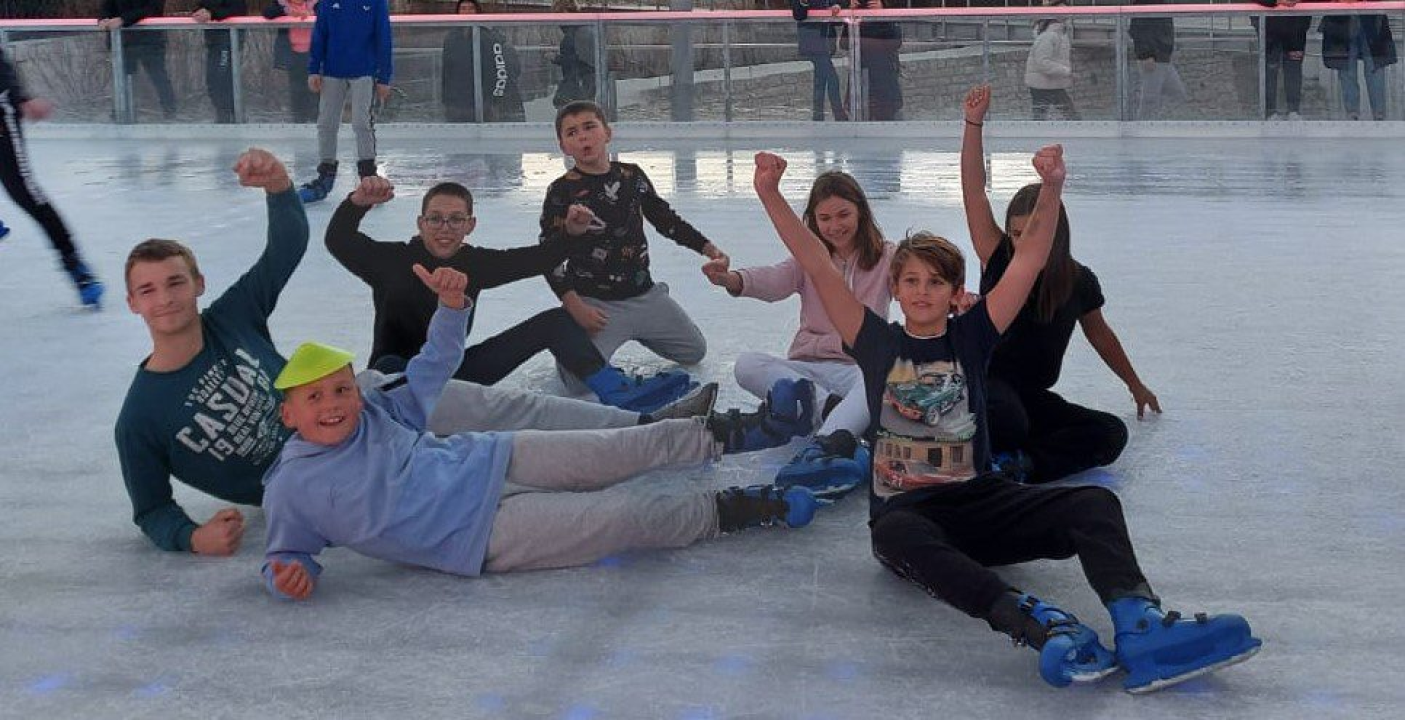 Održana 'Šibenska zimska Olimpijada': Pet ekipa odmjerilo snage na ledu, Jurini Jazavci pobijedili