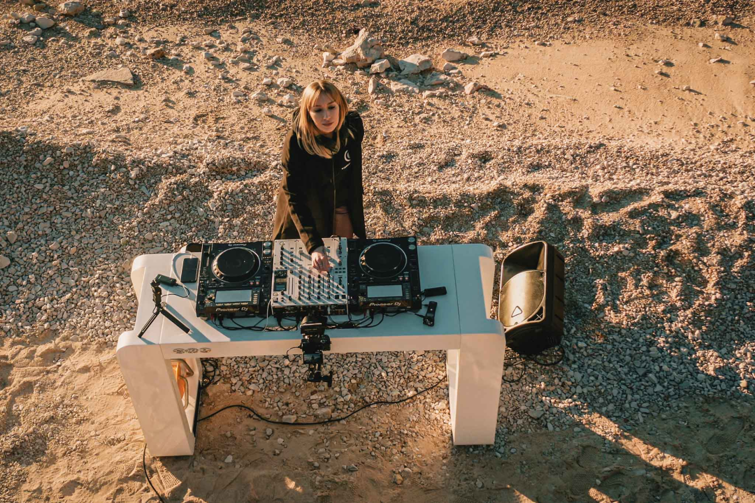 Nora Van Elken snimila set na primoštenskoj plaži, gledat će ga 10 milijuna pratitelja ‘Chill Nationa’