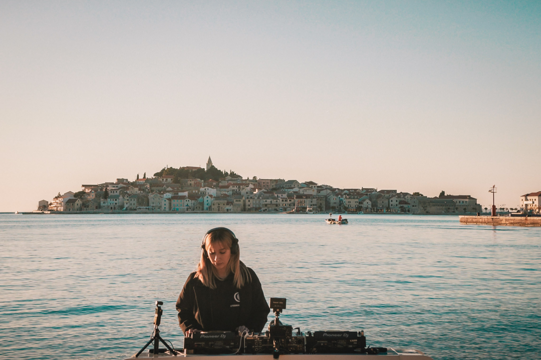 Nora Van Elken snimila set na primoštenskoj plaži, gledat će ga 10 milijuna pratitelja ‘Chill Nationa’