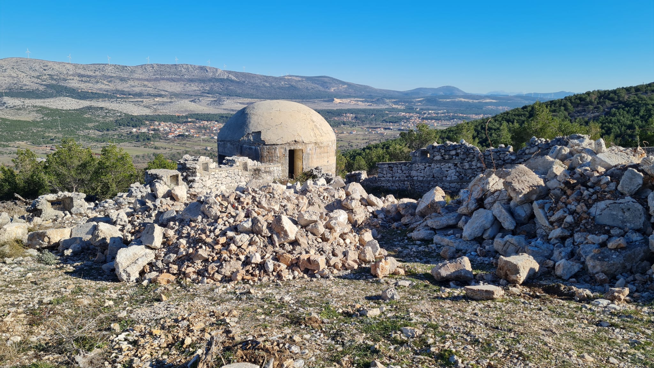Poviše Šubićevca srušena stara vojna zgrada, bager ravna teren: 'Gradit će se kuća, u bunkerima će biti spavaonice'