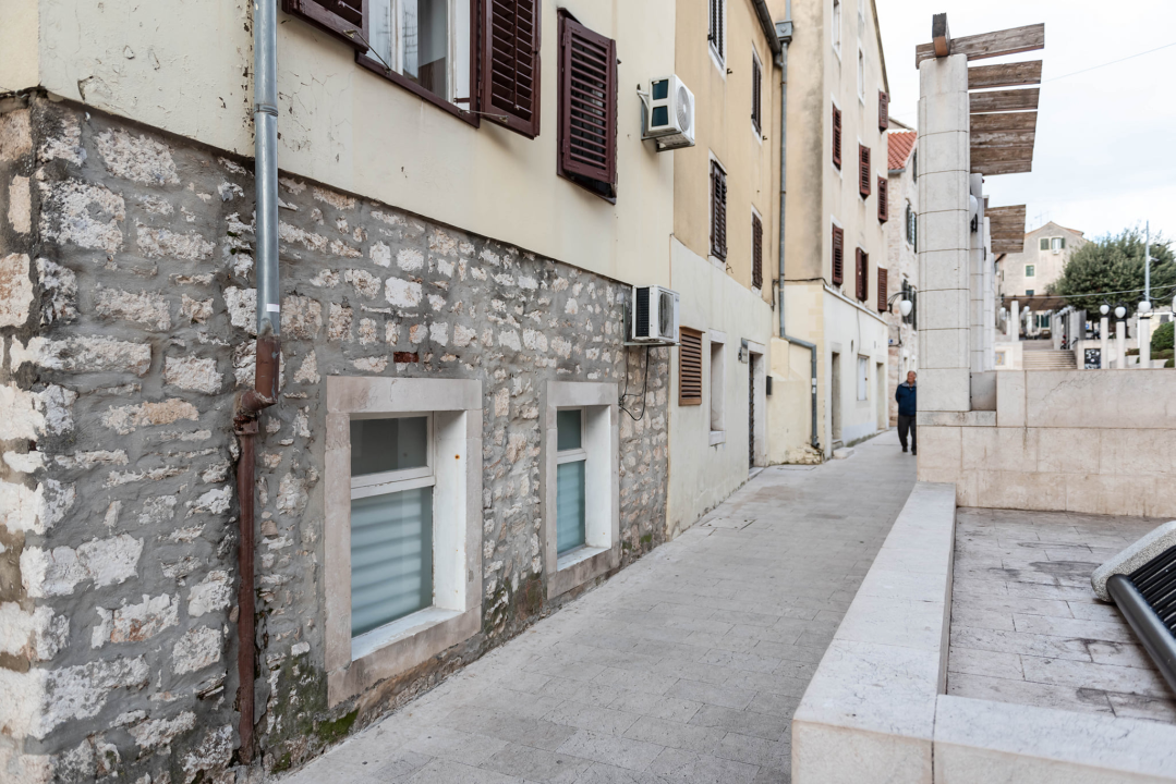 Grad ne zna što bi s Urbanim centrom: Samo ekipa na zidiću opstaje na Starom pazaru, cijeli niz prostora zjapi prazno