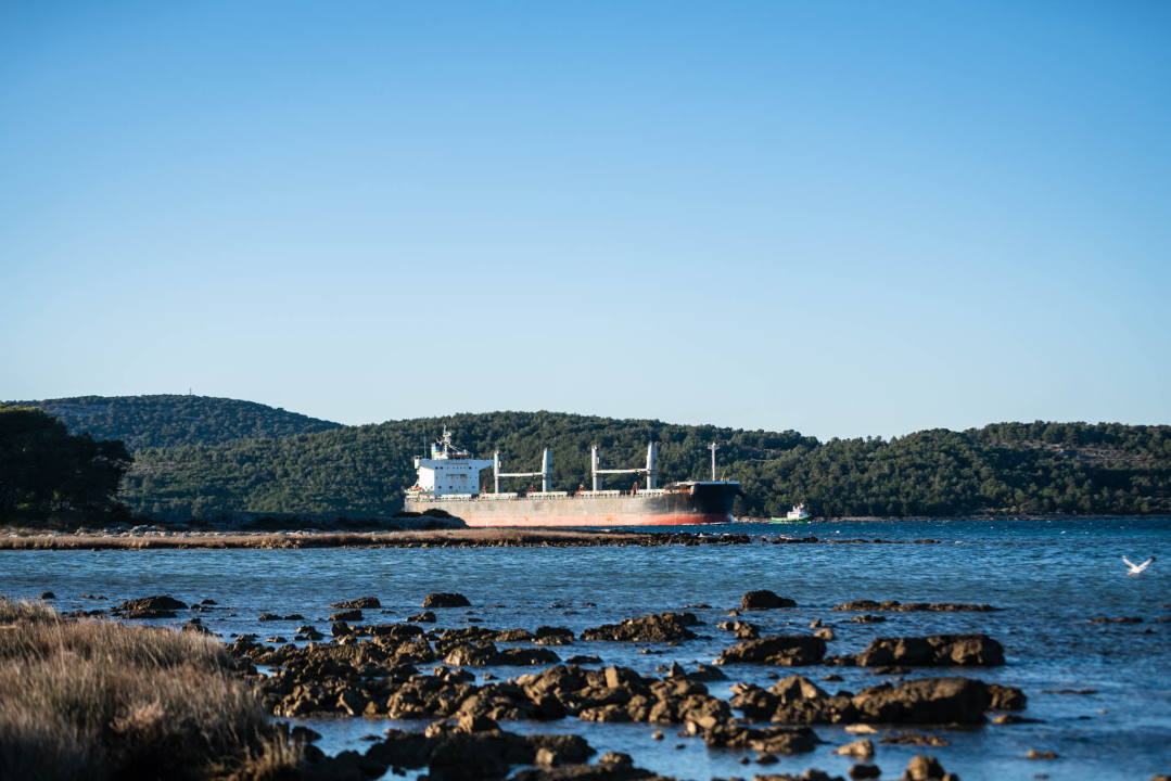 Najveći brod koji je ikad prošao kroz šibenski kanal: Ovaj div prevozi aluminij, pogledajte kako je izgledalo uplovljavanje u grad