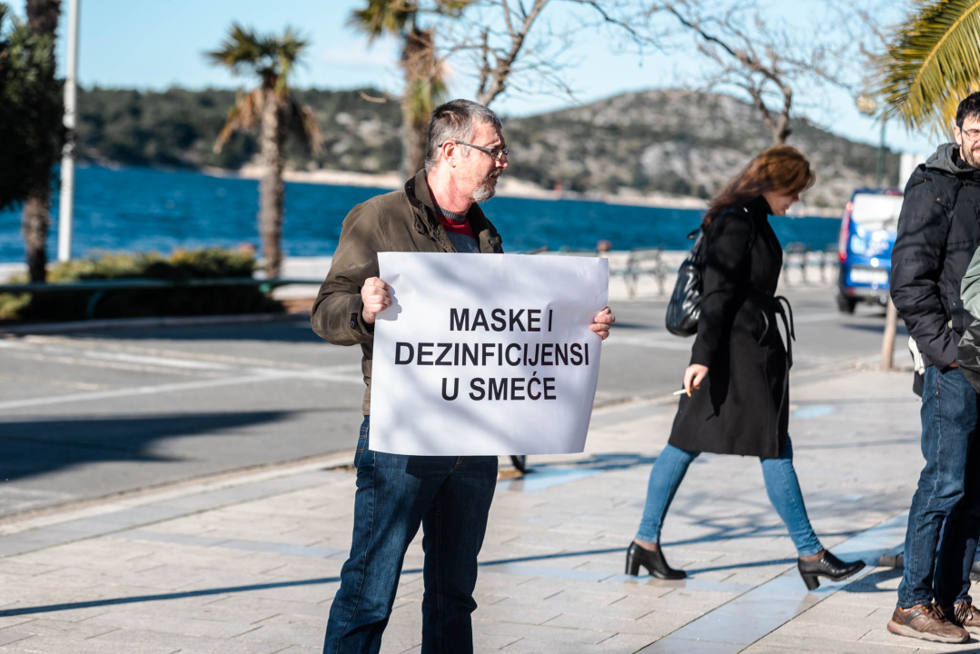 Opet prosvjedi protiv covid mjera: Antivaksersko društvo krenulo od Županije prema HZJZ-u  