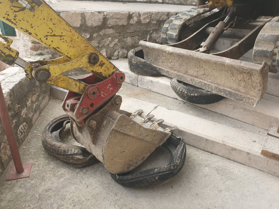 Stanovnike Gorice zgrozio bager u uličici: 'Oštetio je skale, ovo se ne smije dozvoliti!'