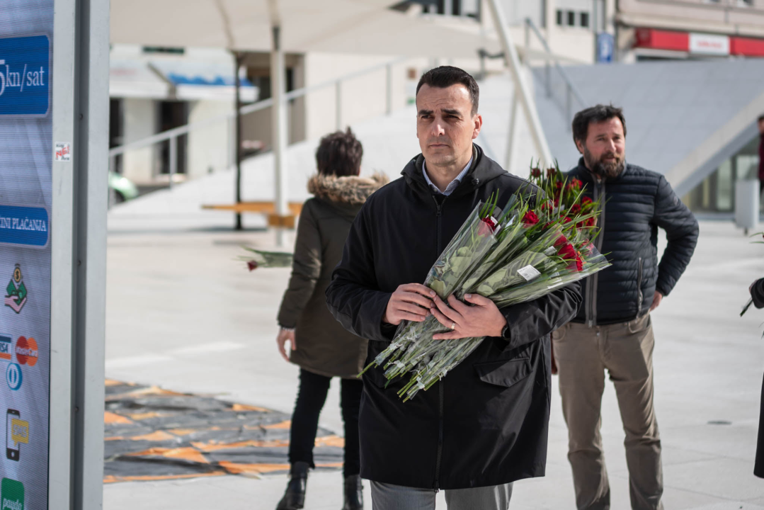 Kiša ubila romantiku Valentinova u Šibeniku: Na Poljani ruže, dječak Paško, nešto djece i slučajni prolaznici