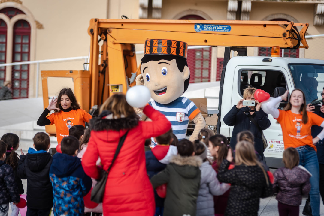 Kiša ubila romantiku Valentinova u Šibeniku: Na Poljani ruže, dječak Paško, nešto djece i slučajni prolaznici
