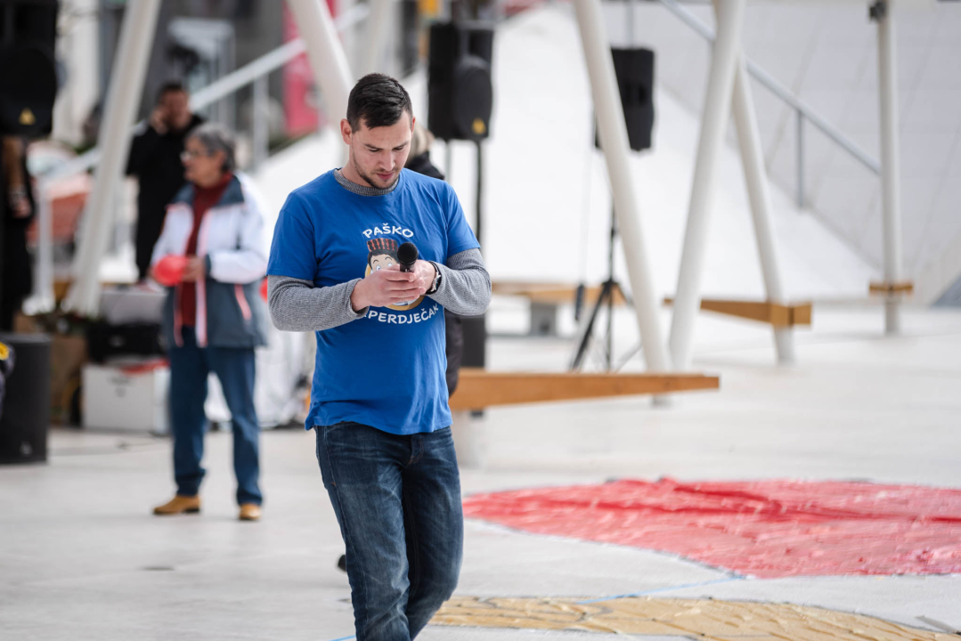 Kiša ubila romantiku Valentinova u Šibeniku: Na Poljani ruže, dječak Paško, nešto djece i slučajni prolaznici