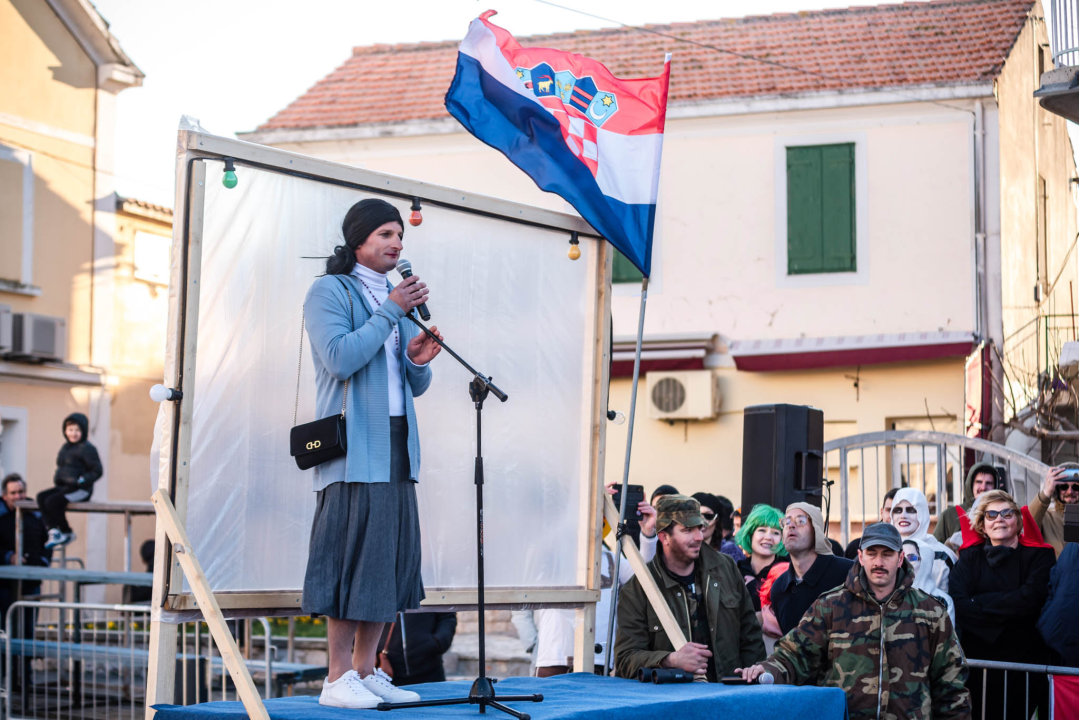 Bake opet napravile ludilo uz ‘Masturbatore s Murtera’, ‘Benkovački sajam’, liječnike i janjetinu