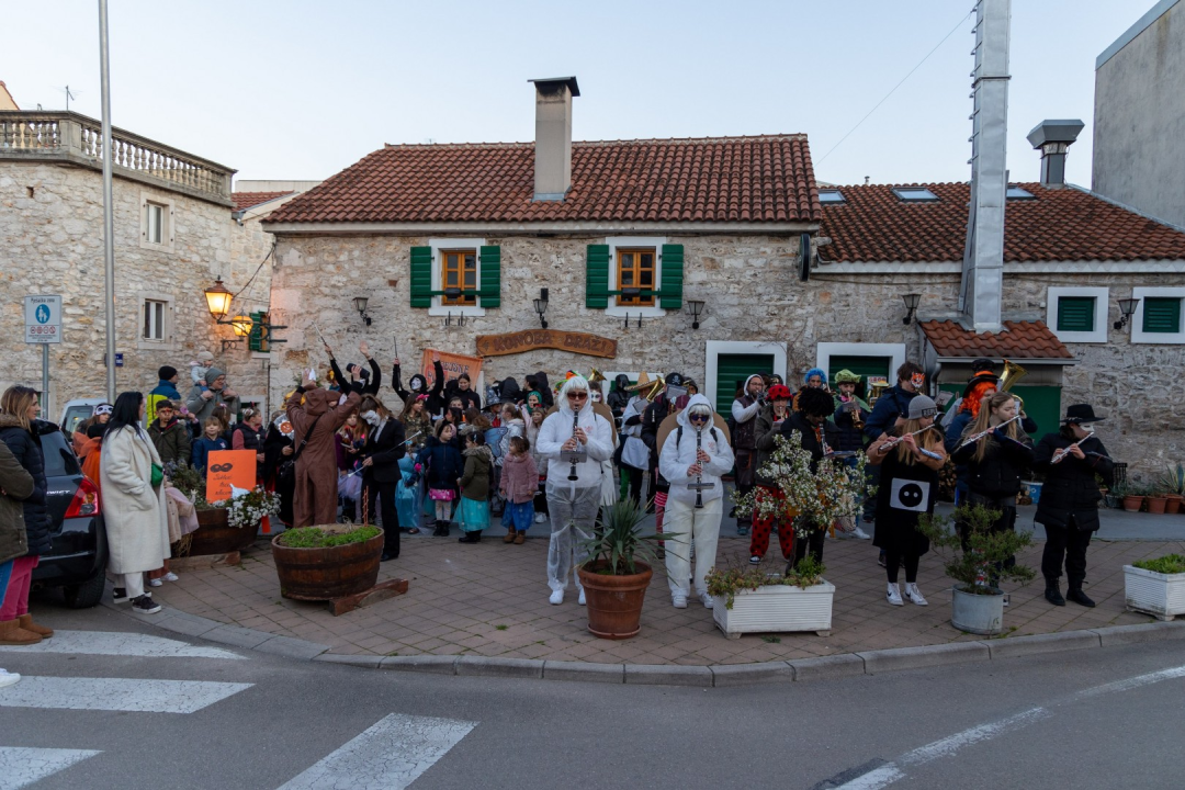Vodicama prošla vesela maškarana povorka, pogledajte zanimljive maske