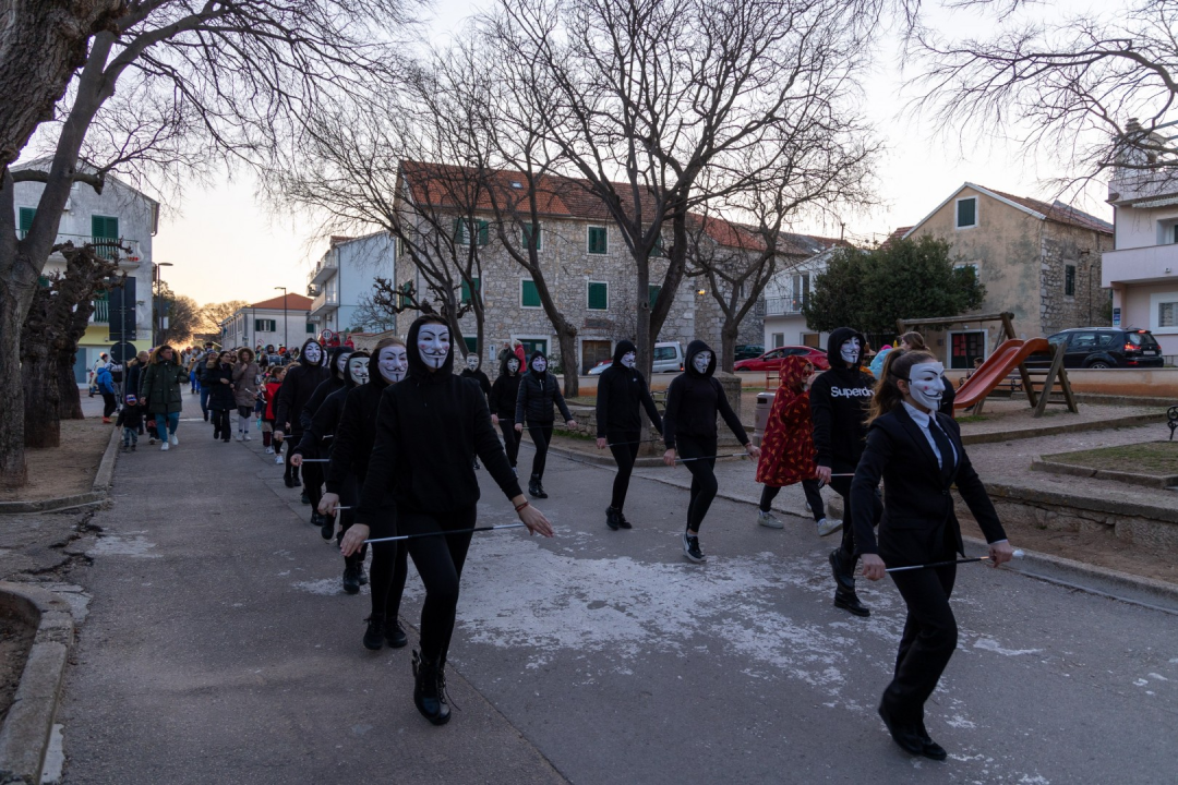 Vodicama prošla vesela maškarana povorka, pogledajte zanimljive maske