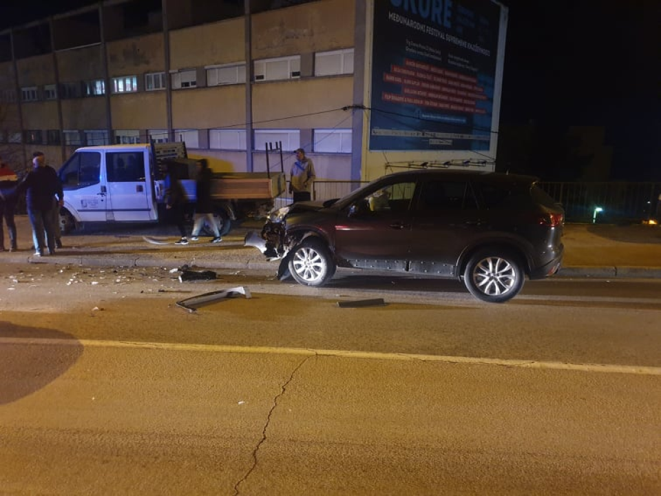 Sudar dva auta šibenskih registracija ispod 'Njegoševog trga': Jedna osoba prebačena u bolnicu 