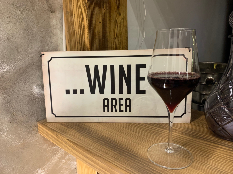 Posjetite bistro Bava i uživajte u bogatom izboru hrane i pića!